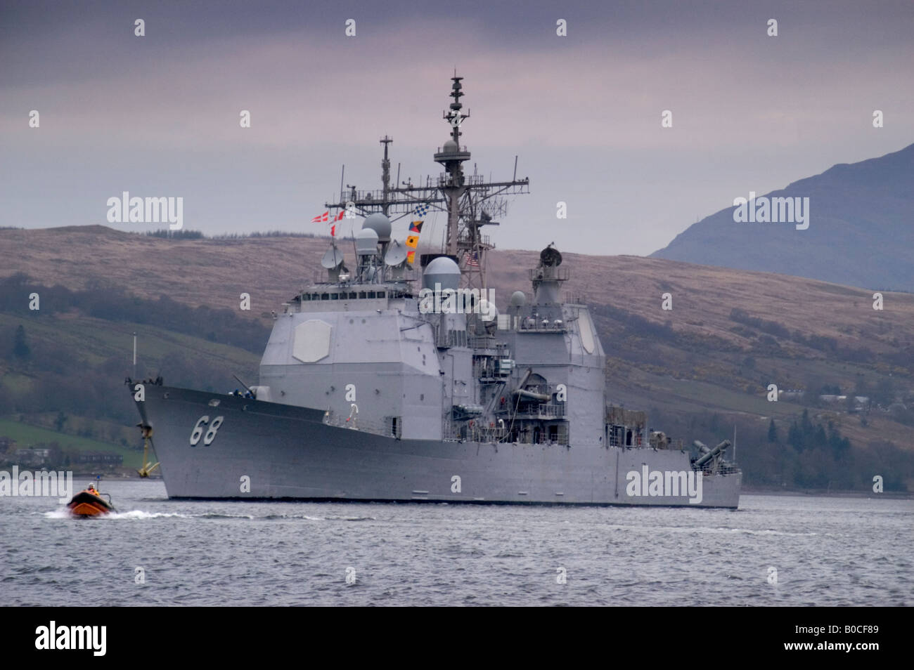 USS Anzio laissant le Gareloch, en Écosse pour un exercice de l'OTAN dans l'Atlantique Banque D'Images