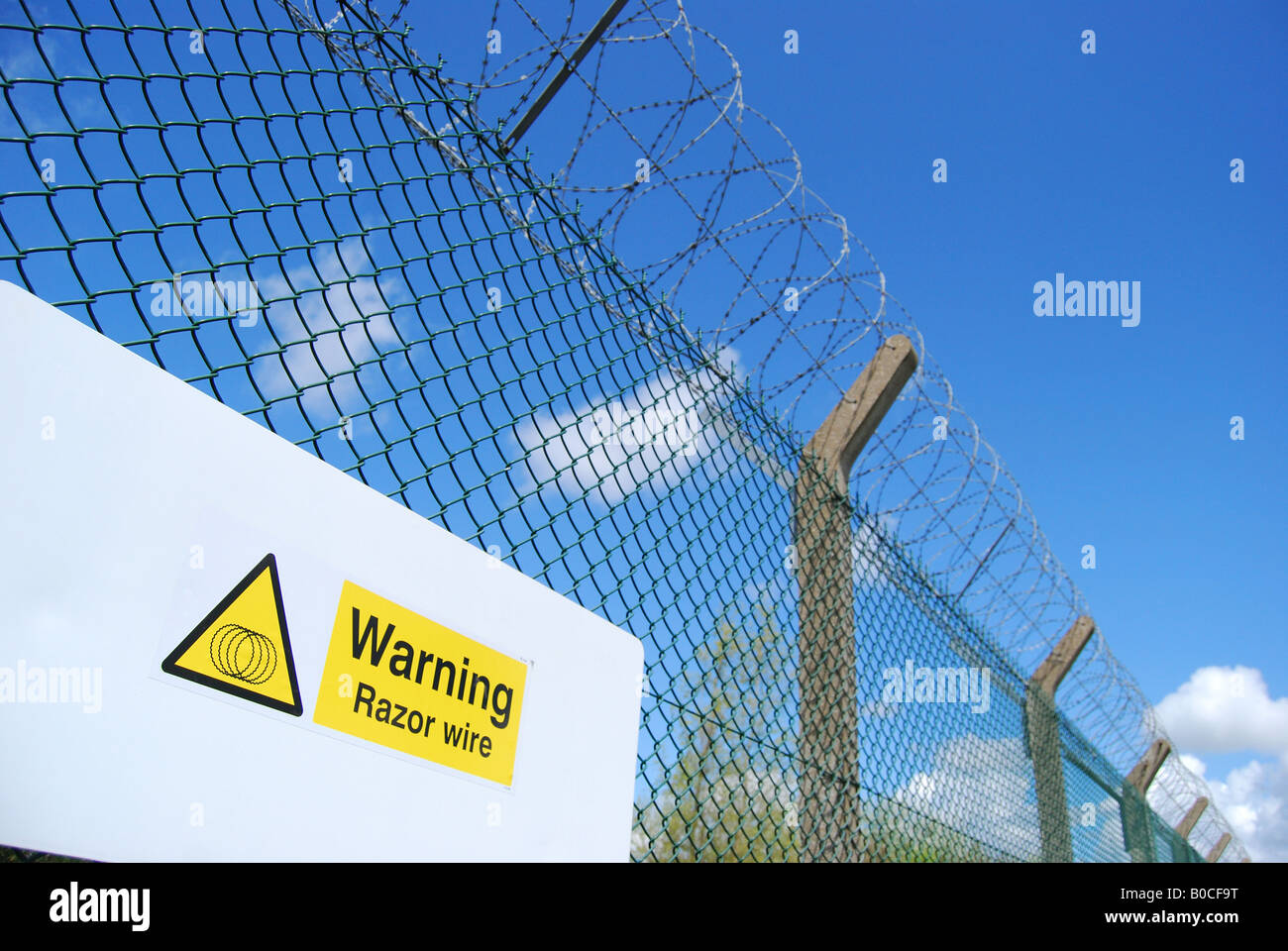 Razor wire fence, Gosport, Hampshire, Angleterre, Royaume-Uni Banque D'Images