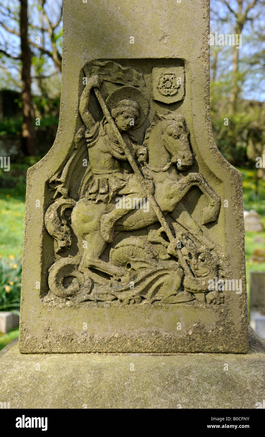 Saint George et le Dragon , Détail du monument commémoratif de guerre . Eglise de Saint Pierre , , Angleterre , Heysham Lancashire , Royaume-Uni , Banque D'Images