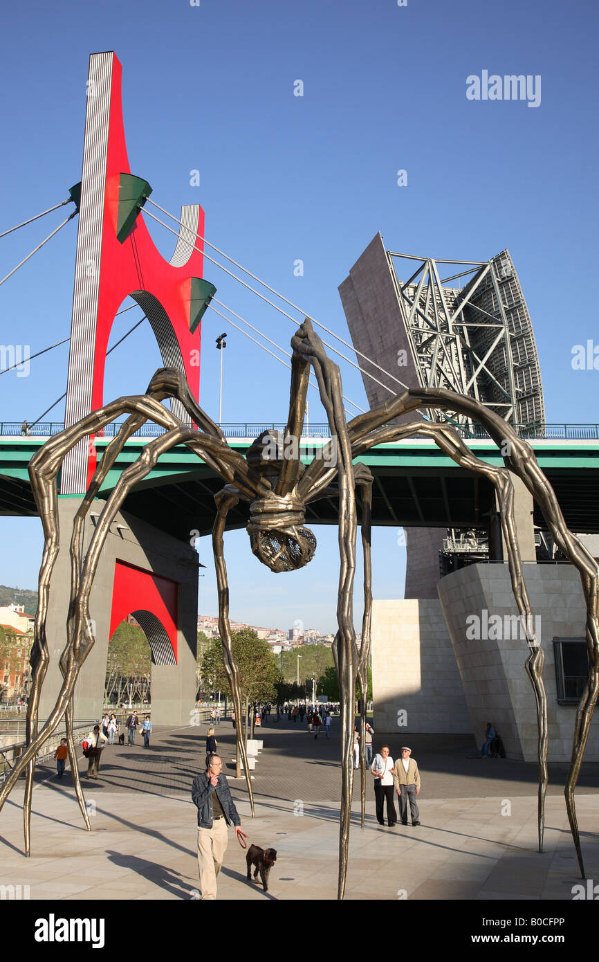 Elizabeth Spider Bourgeois sculpture au Musée Guggenheim et le pont Puente de salve, Bilbao, Pays Basque, Pays Basque, Espagne Banque D'Images