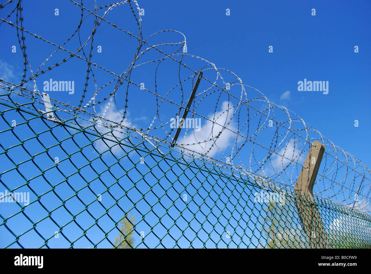 Razor wire fence, Gosport, Hampshire, Angleterre, Royaume-Uni Banque D'Images