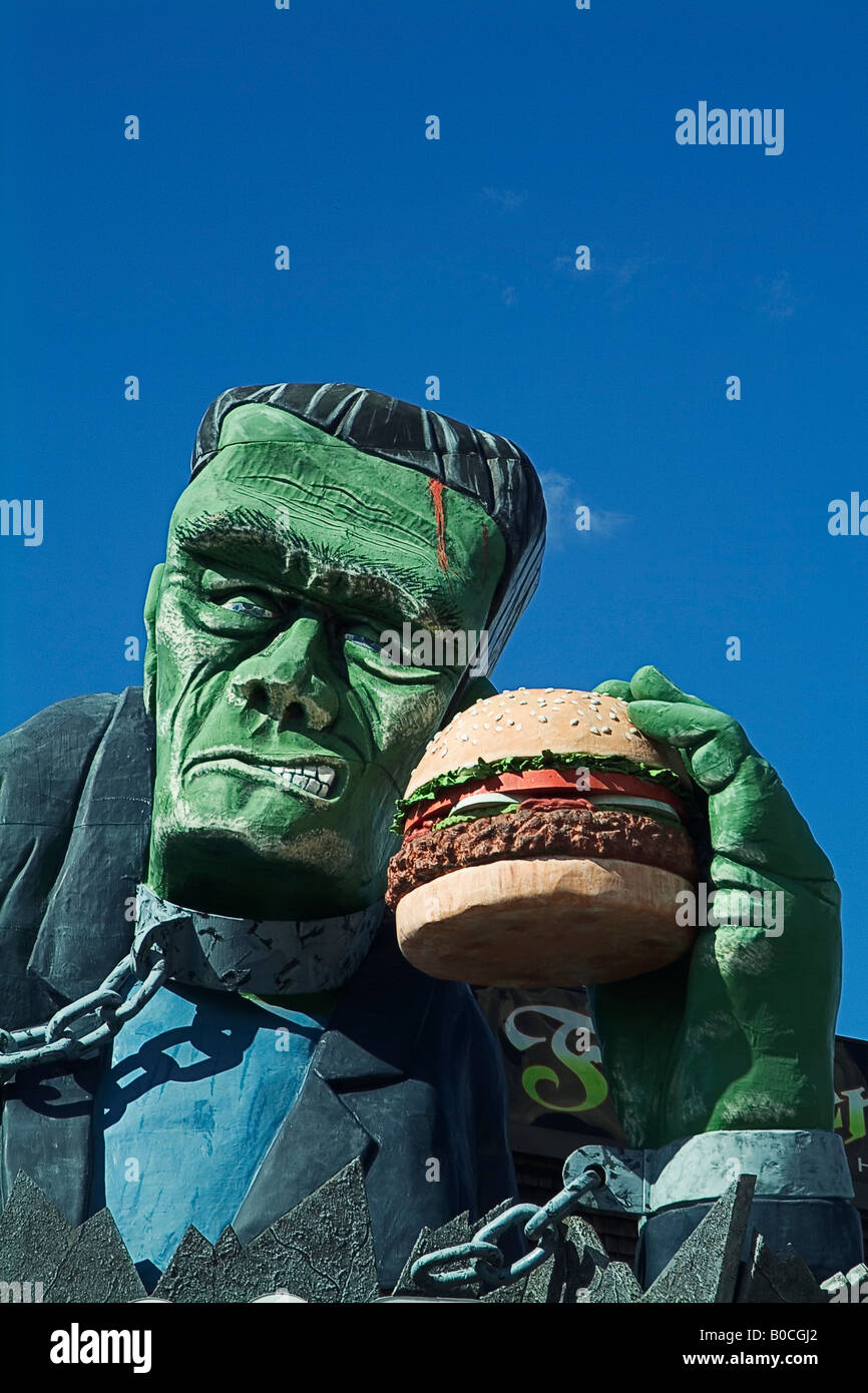 La maison de Frankenstein Frankenstein eating hamburger sur le dessus de la Burger King Restaurant Clifton Hill Niagara Falls Ontario Banque D'Images