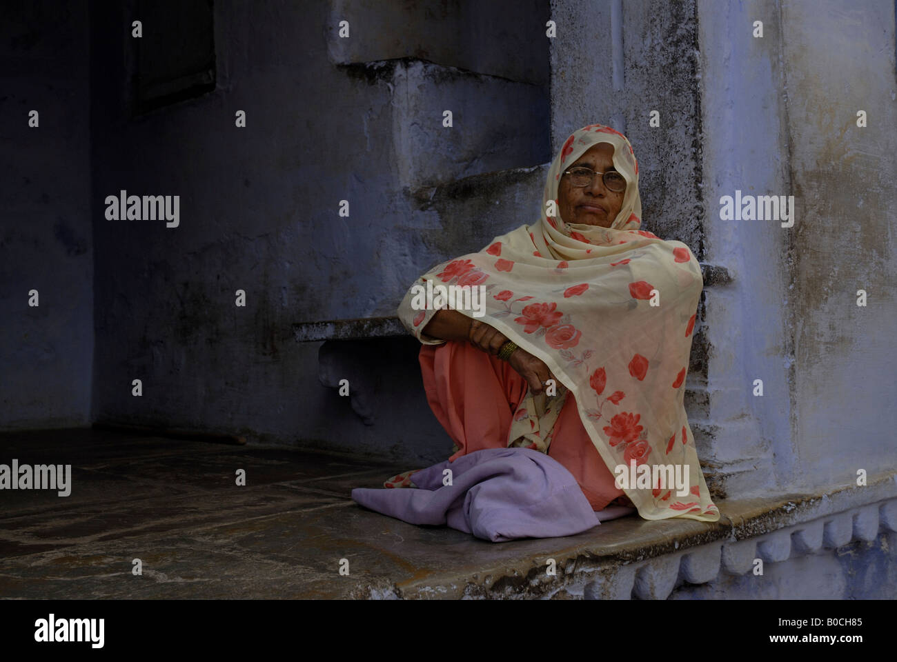 Dame Indien assis dans la porte. Bundi Rajasthan en Inde. Banque D'Images