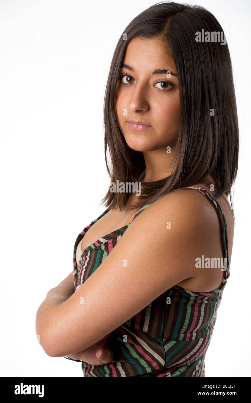 Jeune femme aux bras croisés Banque D'Images