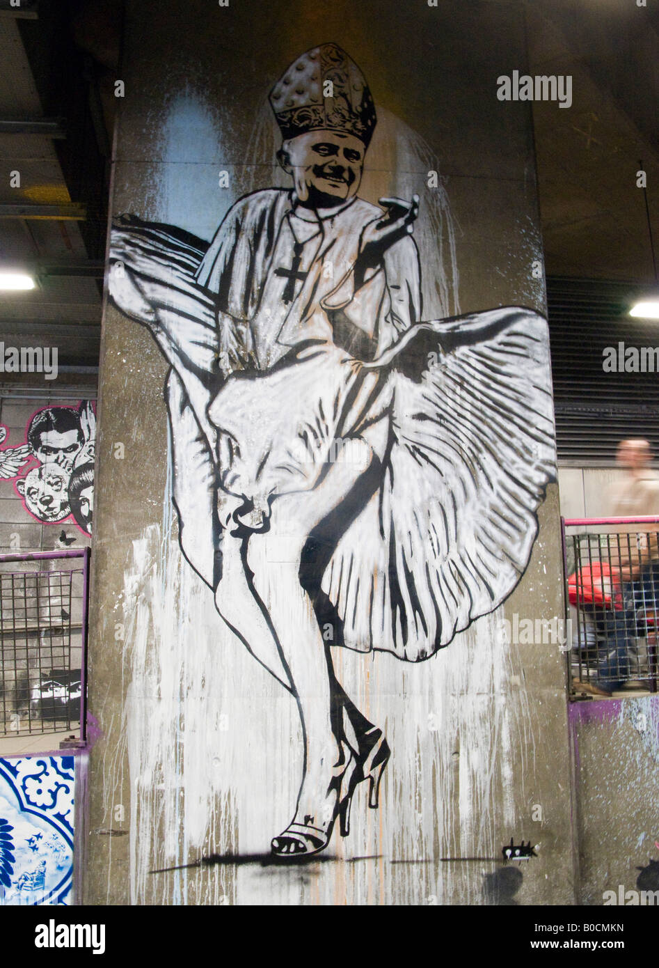 Avec le pape célèbre Marilyn Monroe robe blanche corps - image de l'événement London Festival bidons que l'artiste Banksy a aidé à ouvrir Banque D'Images