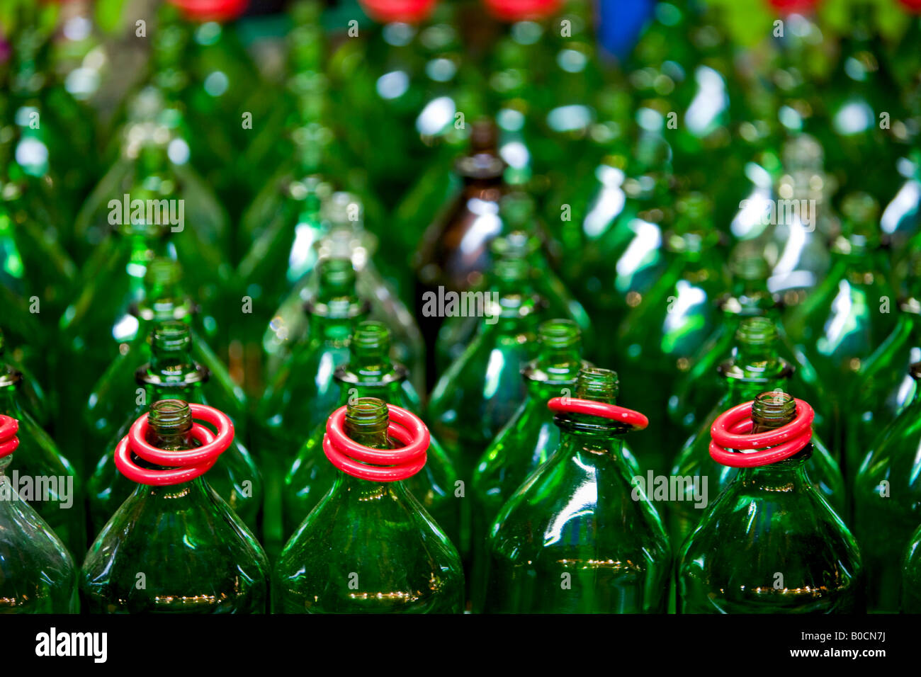 Bouteille de carnaval sonne. Jeu où l'anneau est jeté au cou de gagner. Banque D'Images