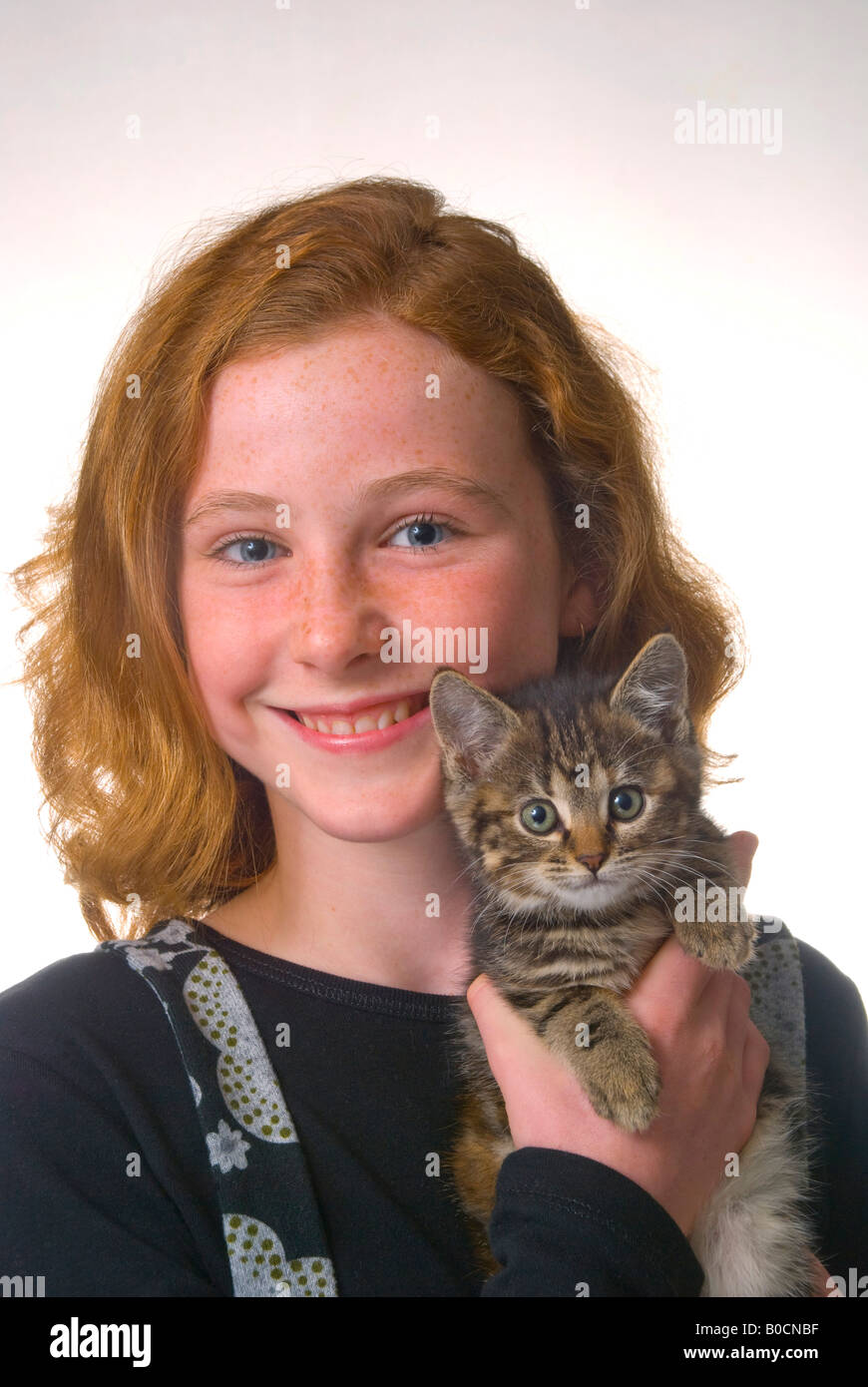 Rousseur rousse face 11 ans, fille de chaton Banque D'Images