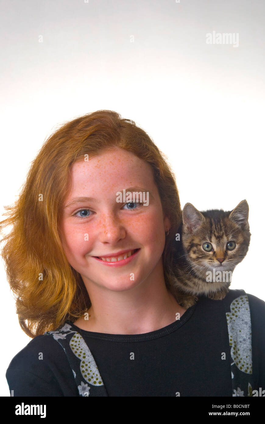 Rousseur rousse face 11 ans, fille de chaton Banque D'Images