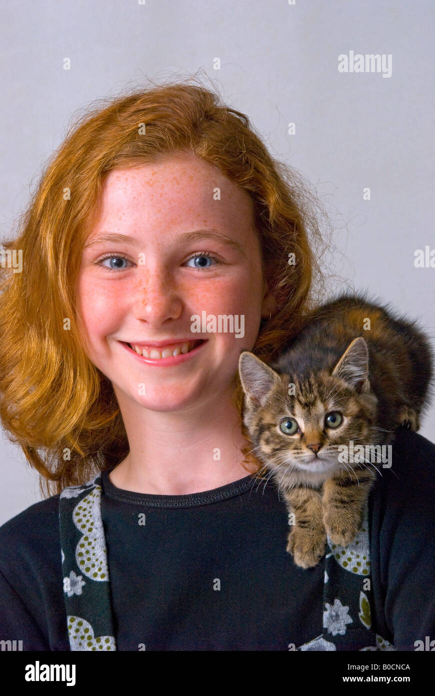 Rousseur rousse face 11 ans, fille de chaton Banque D'Images