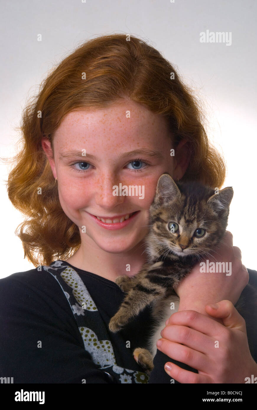 Rousseur rousse face 11 ans, fille de chaton Banque D'Images