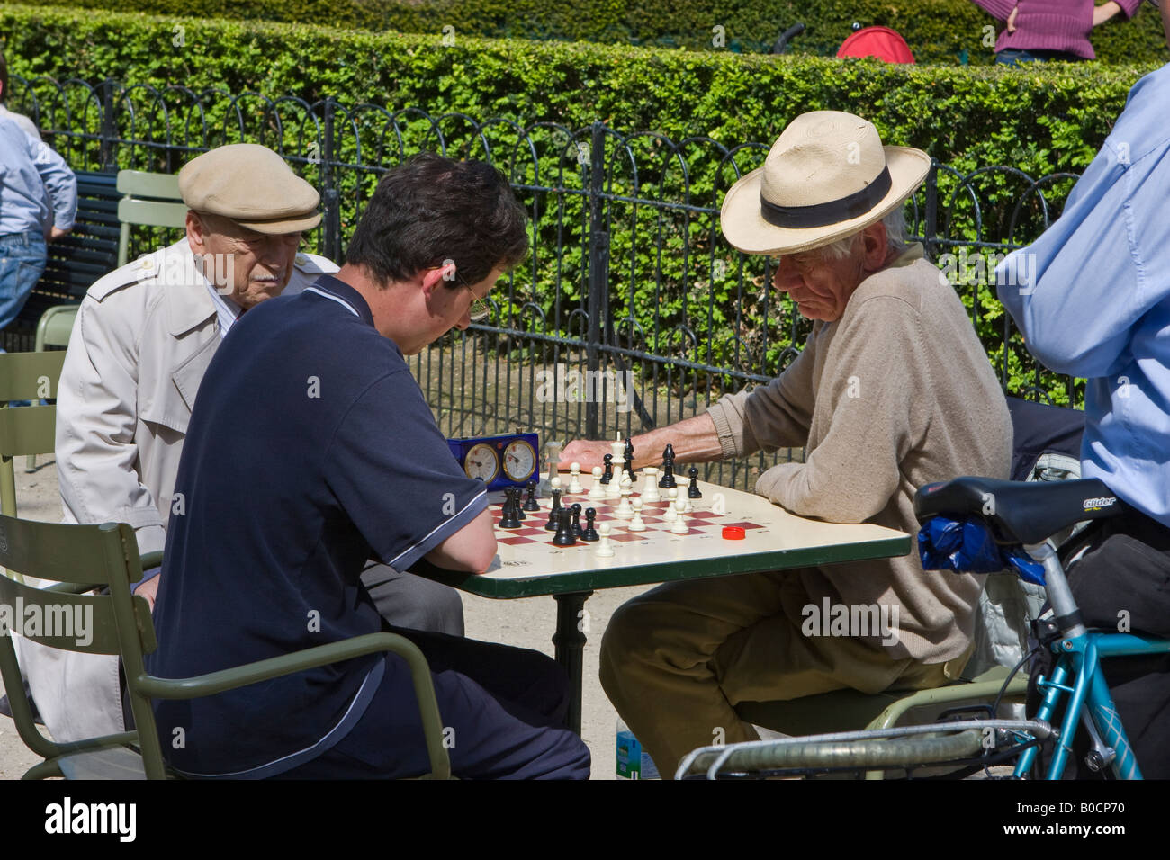 Joueurs d'échecs dans le Jardin du Luxembourg, Paris France Banque D'Images