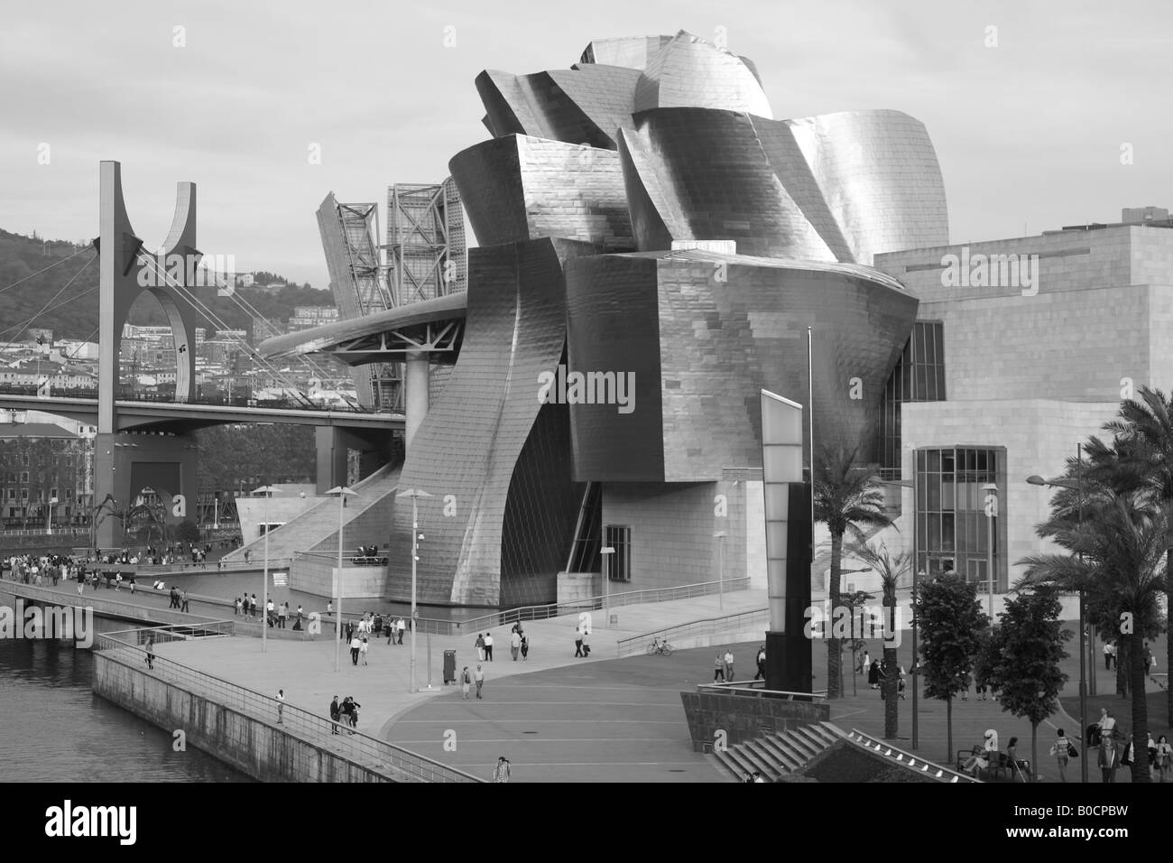 Musée d'Art Guggenheim avec le pont Puente de La Salve, Bilbao, Pays Basque, Pays Basque, Espagne Banque D'Images