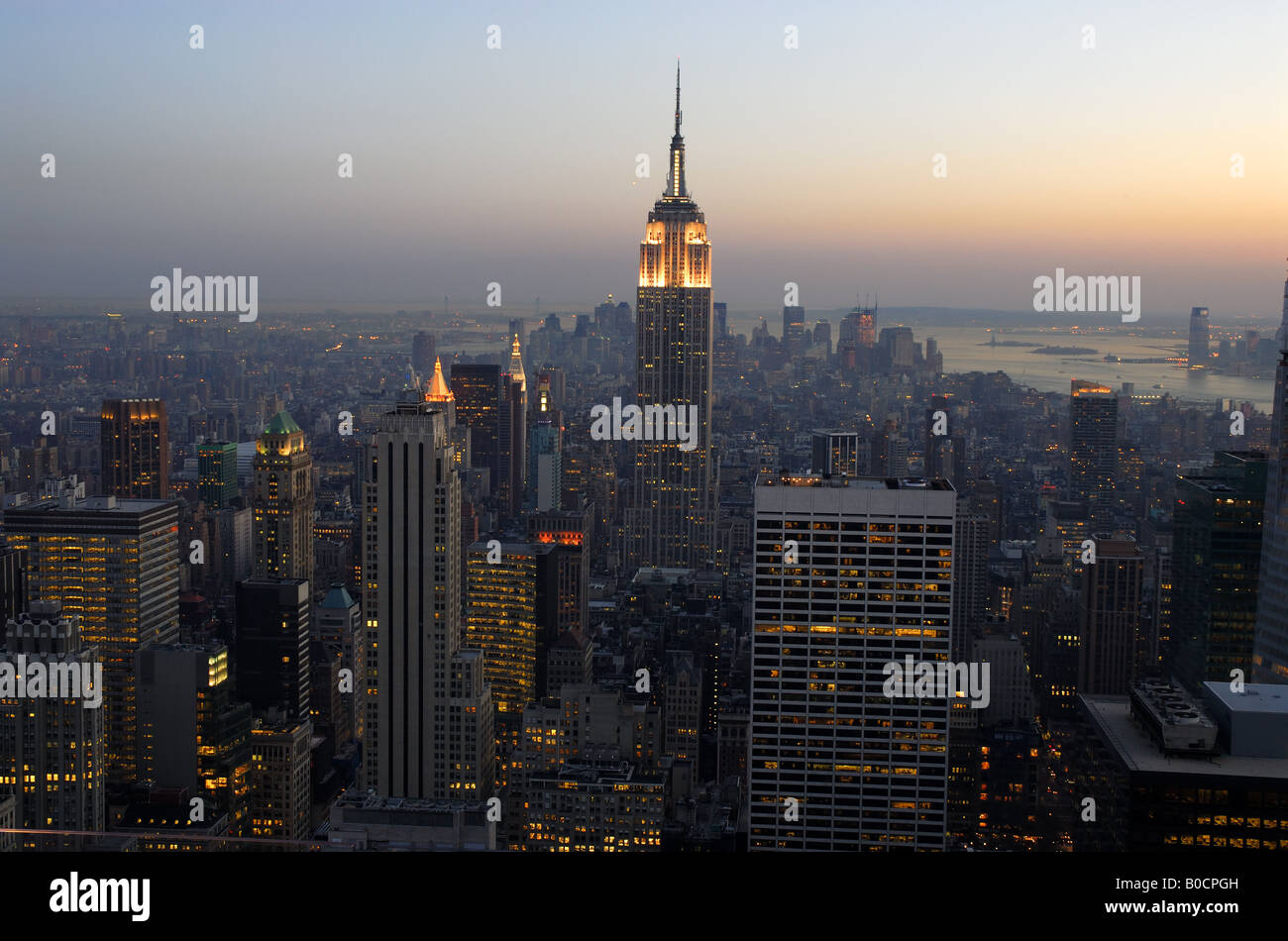 Vue aérienne au-dessus de Manhattan au crépuscule, New York City Banque D'Images