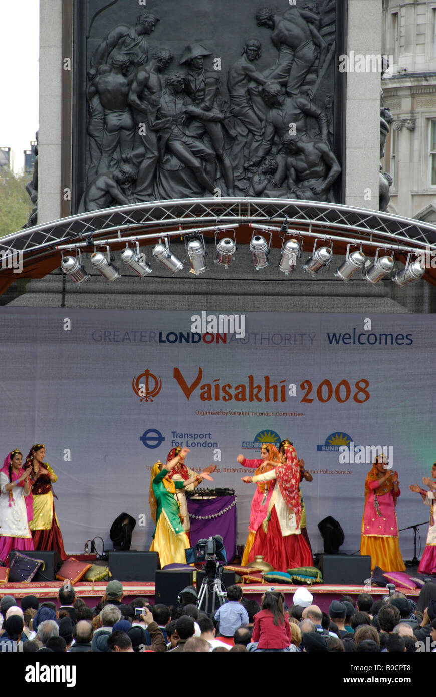Danseurs sur scène à la le Vaisakhi 2008 Festival du nouvel an sikh à Trafalgar Square London Banque D'Images