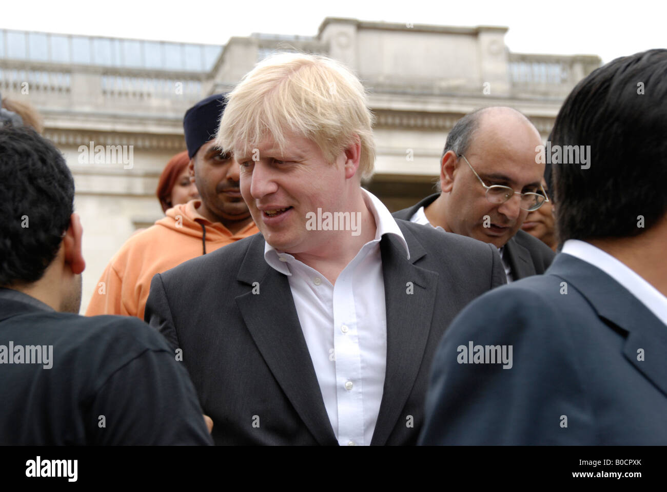 Maire de Londres Boris Johnson sur walkabout à 2008 Le Vaisakhi Festival du nouvel an sikh à Trafalgar Square de Londres. Banque D'Images