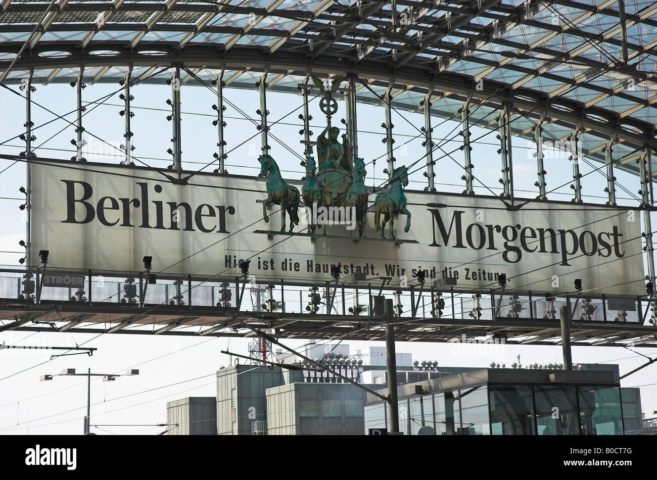Berliner Morgenpost annonce dans le journal à la gare centrale de Berlin Hauptbahnhof Berlin Allemagne Avril 2008 Banque D'Images