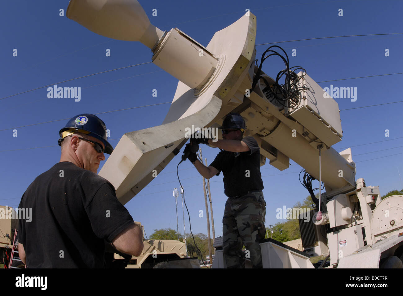 Les gardes nationaux de l'air installation d'une antenne satellite commercial à l'installation de Travaux publics de Beaufort au cours des exercices d'urgence Banque D'Images