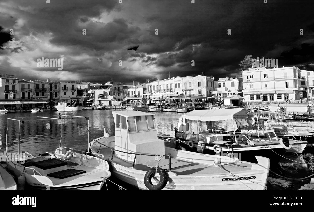 Port de pêche de Rethymno, Crète, Grèce, Europe. Banque D'Images