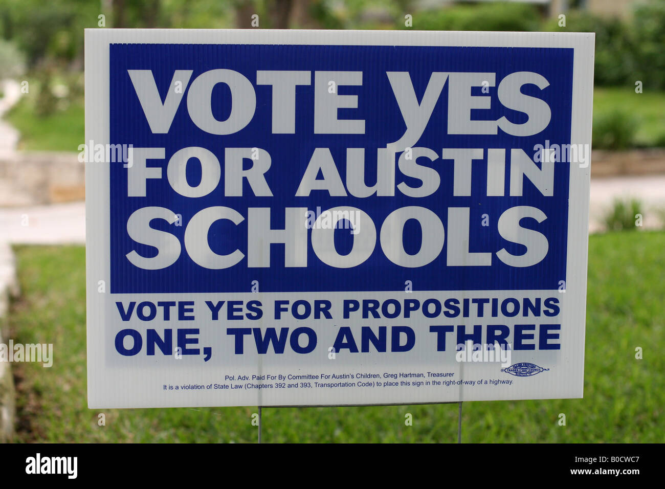 "Vote oui pour Austin écoles" signe d'encourager les électeurs à voter pour l'un deux et trois propositions Banque D'Images