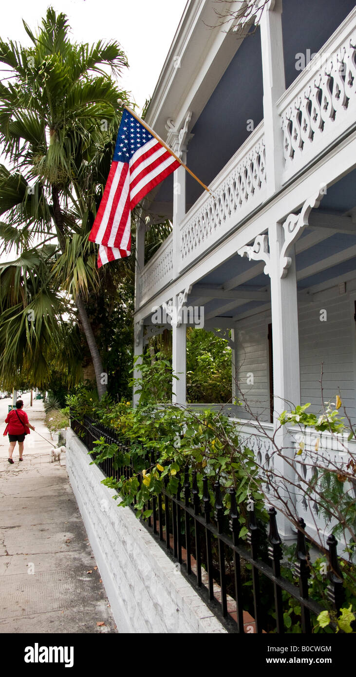 Maison en bois blanc avec le drapeau américain à Key West en Floride, USA Banque D'Images