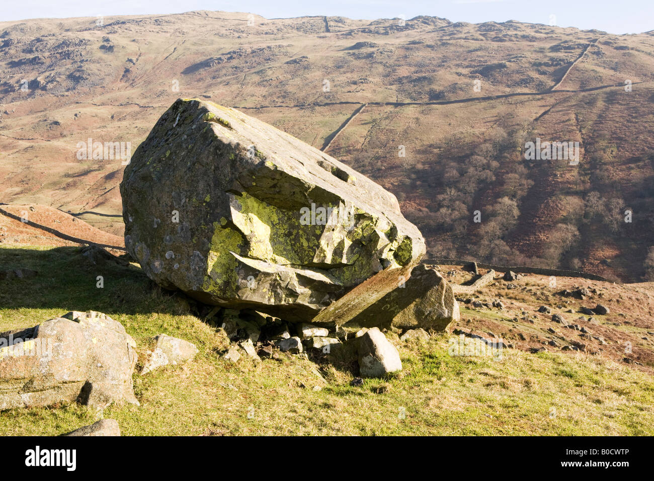 Gros rocher déposé par glacier sur le Lake District est tombé au-dessus de Ambleside, Lake District, England, UK Banque D'Images