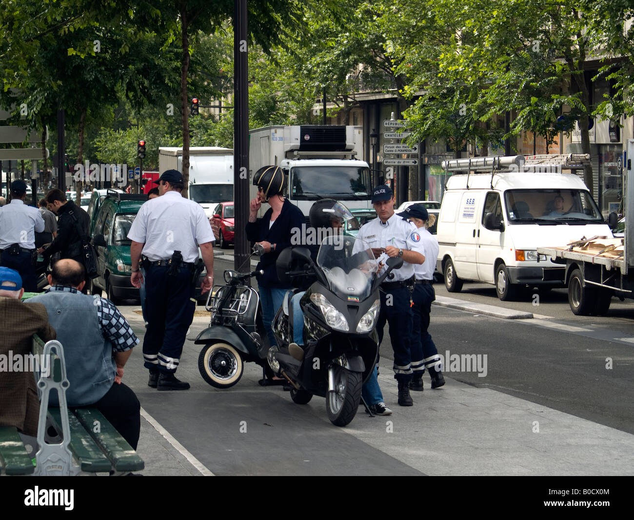 Arrêt de la Police de Paris scooter riders portant des melons... Banque D'Images