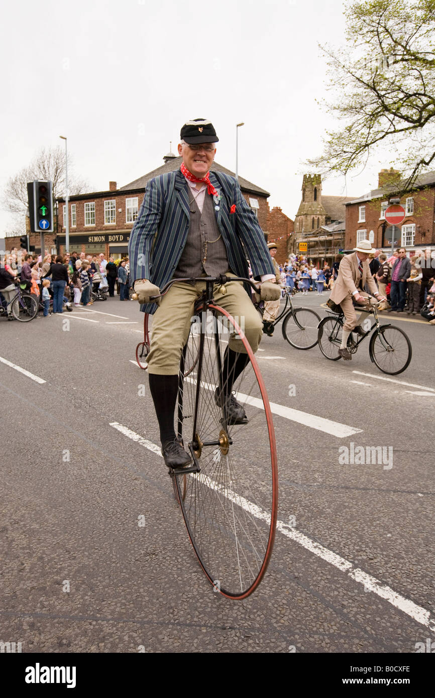 Knutsford Cheshire UK Royal peut jour Procession man riding Penny Farthing parmi le groupe de vélo vintage Banque D'Images