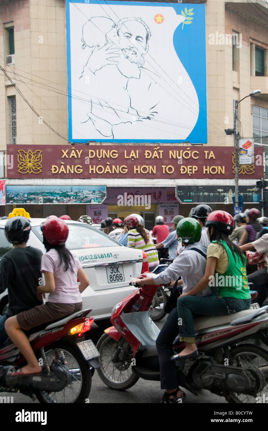 Ci-dessous une photo de la circulation de Ho Chi Minh tenant un enfant. Hang Bai, Hanoi, Vietnam Banque D'Images