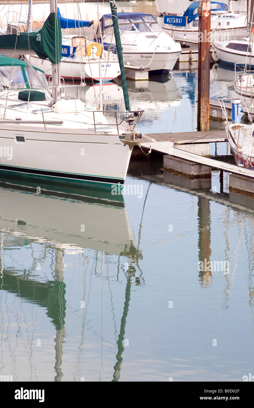 Bateaux amarrés au port de Ramsgate Kent Marina Banque D'Images