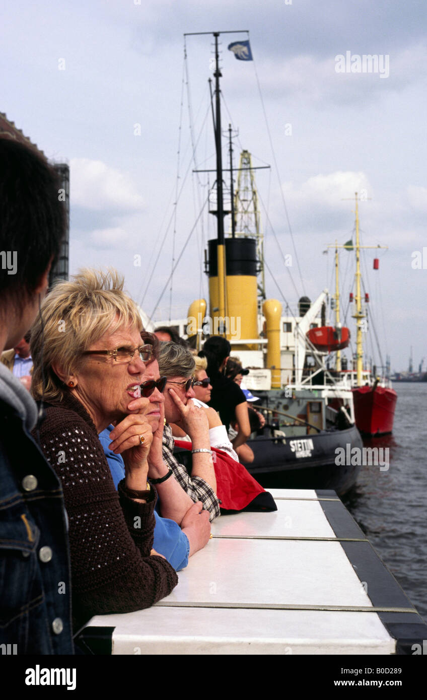 Le 27 avril 2008 - Ferry passagers bénéficient de la vue sur la rivière à Neumühlen ferry pier dans le port allemand de Hambourg.. Banque D'Images