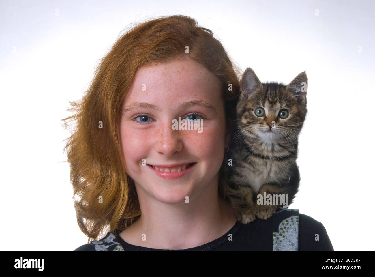 Rousseur rousse face 11 ans, fille de chaton Banque D'Images