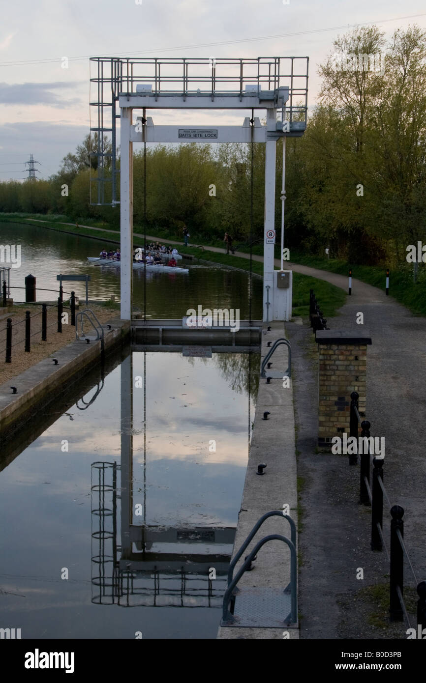 Les rameurs au départ d'appâts bouchée verrou sur la rivière Cam près de Cambridge Banque D'Images