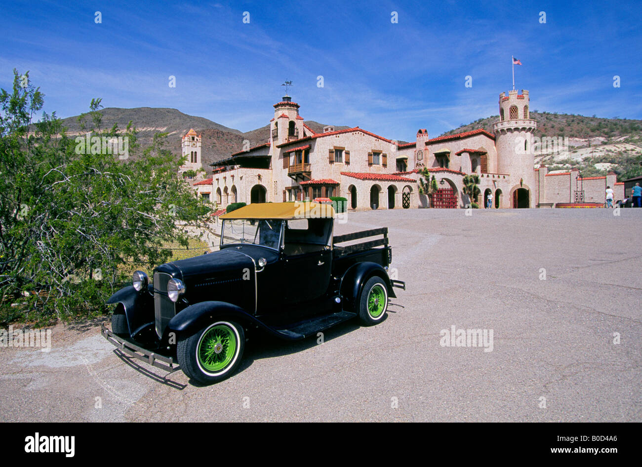 Une antique camionnette se trouve dans le stationnement de Scotty s Château une attraction majeure dans la région de Death Valley National Park Banque D'Images