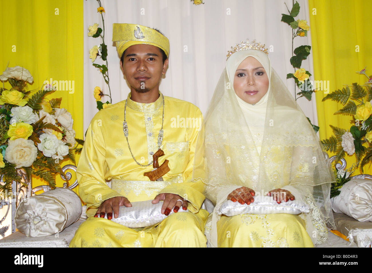 Bride and Groom malais traditionnel sur le dais nuptiale Banque D'Images