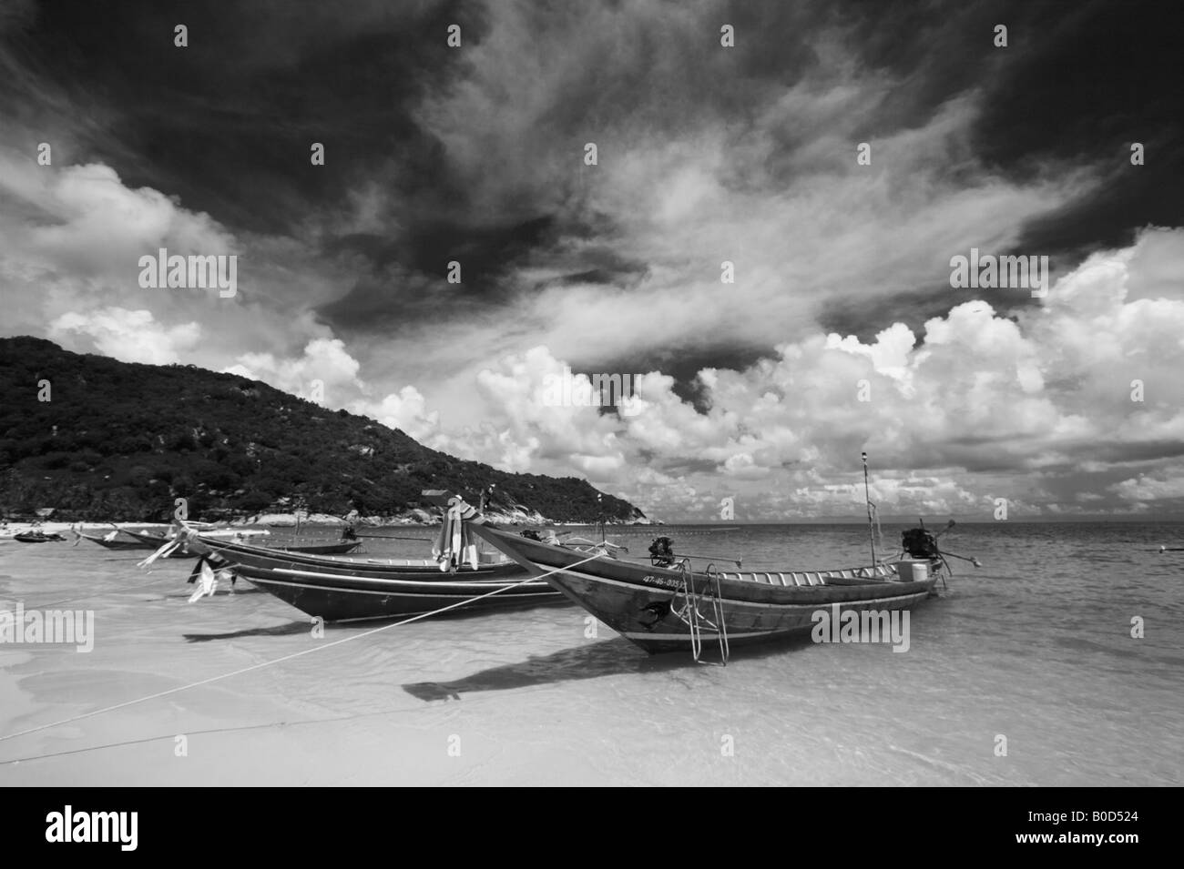Bateaux Longtail à Haad Rin Beach sur l'île de Ko Phangan, Thaïlande (noir et blanc) Banque D'Images