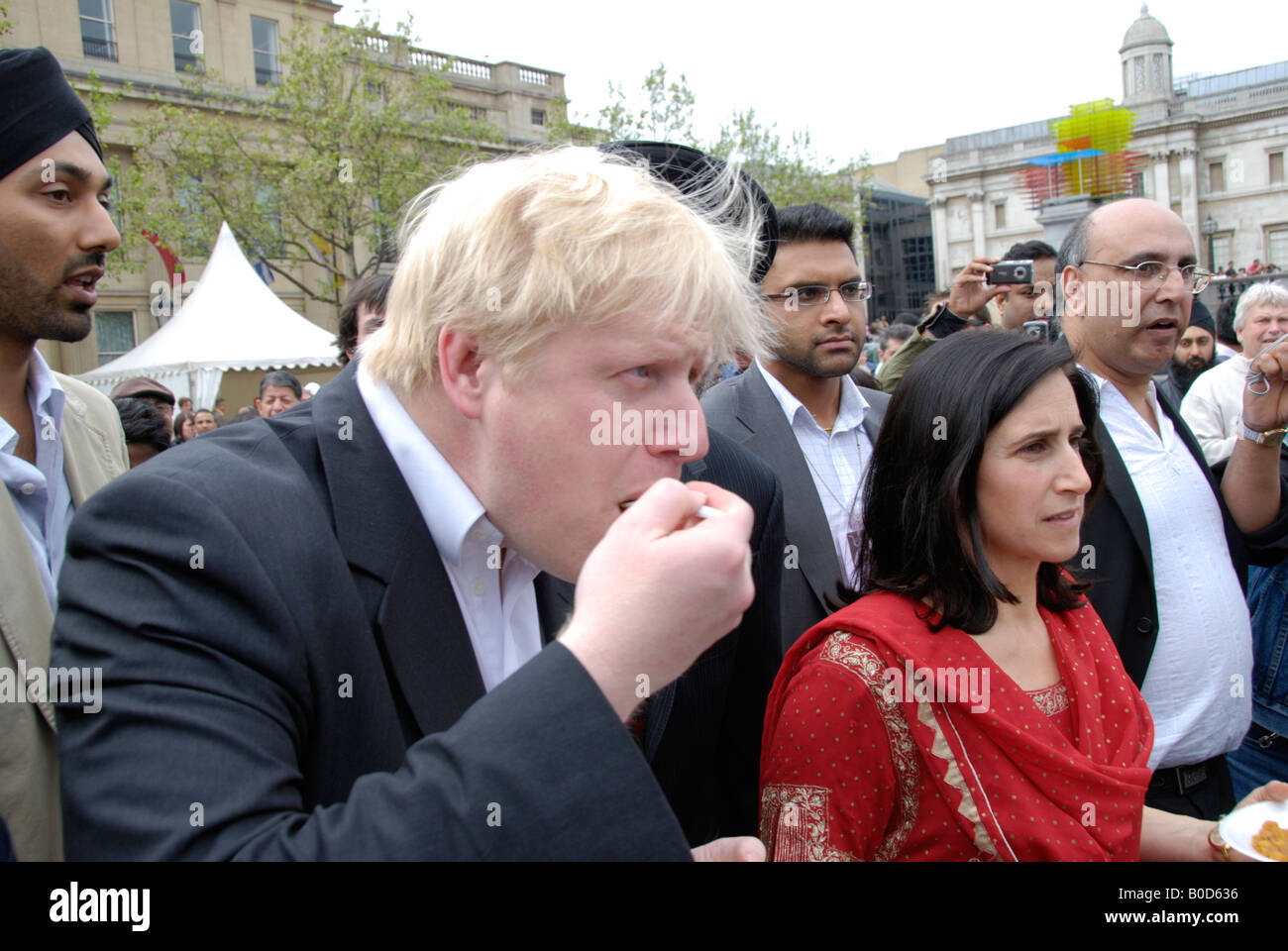 Maire de Londres Boris Johnson à l'alimentation d'échantillonnage 2008 Vaisakhi Festival du nouvel an sikh à Trafalgar Square Banque D'Images