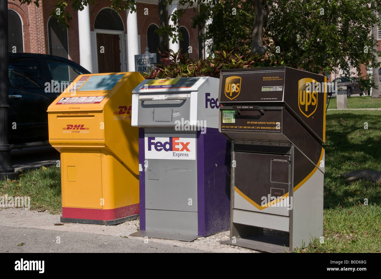 Boîtes de dépôt pour DHL Fedex et UPS à côté de l'autre à Key West en Floride USA Banque D'Images