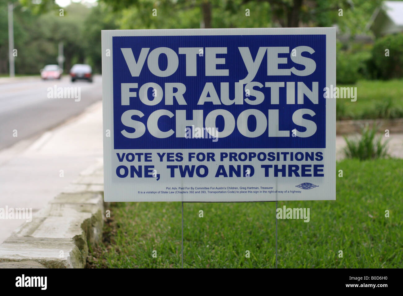 "Vote oui pour Austin écoles" signe d'encourager les électeurs à voter pour l'un deux et trois propositions Banque D'Images