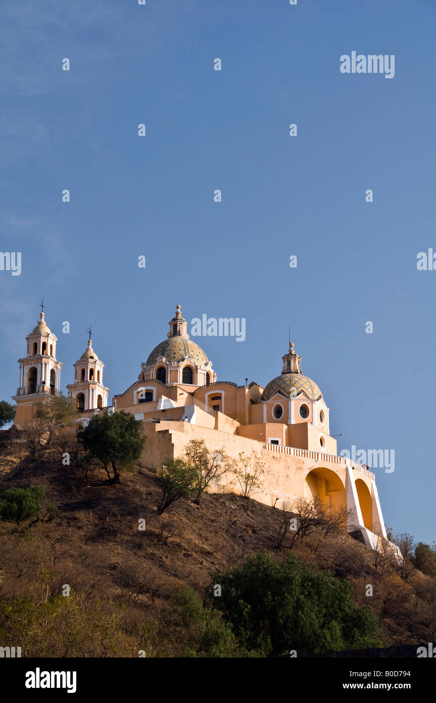 L'église de Nuestra Señora de los Remedios, assis sur le dessus de la pyramide de Cholula Tlachihualtepetl, au Mexique. Banque D'Images