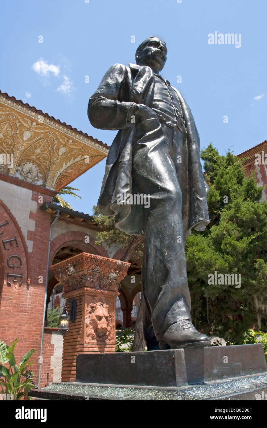 La statue de Henry Morrison Flagler debout à l'extérieur à l'entrée de Flagler college à St Augustine en Floride Banque D'Images