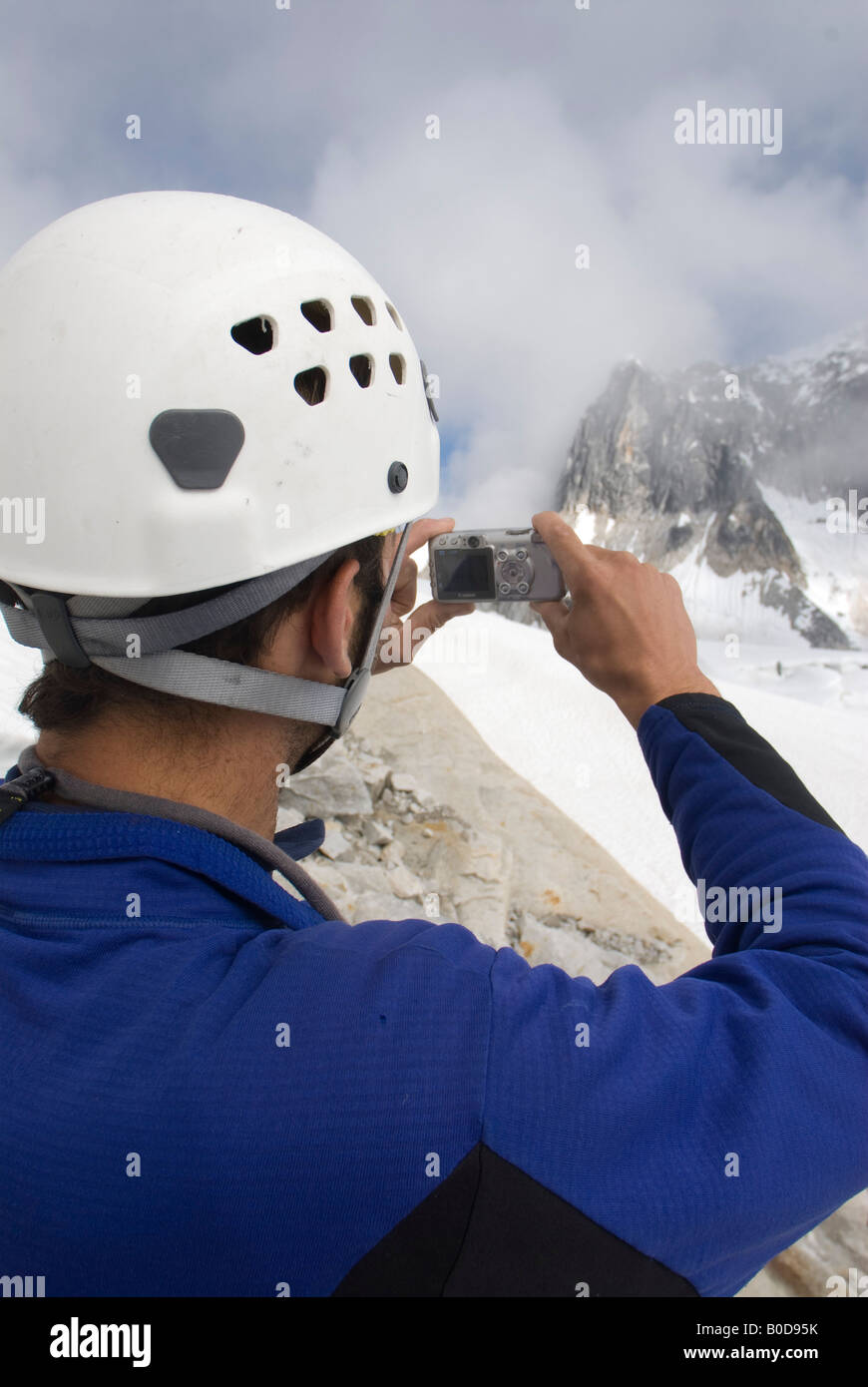 D'alpiniste de prendre une photo avec un appareil photo compact, Pika Glacier, petite Suisse, Alaska Banque D'Images