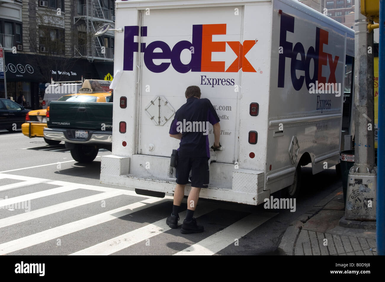 Un employé de FedEx ferme son camion dans le quartier de Chelsea, Manhattan à New York Banque D'Images
