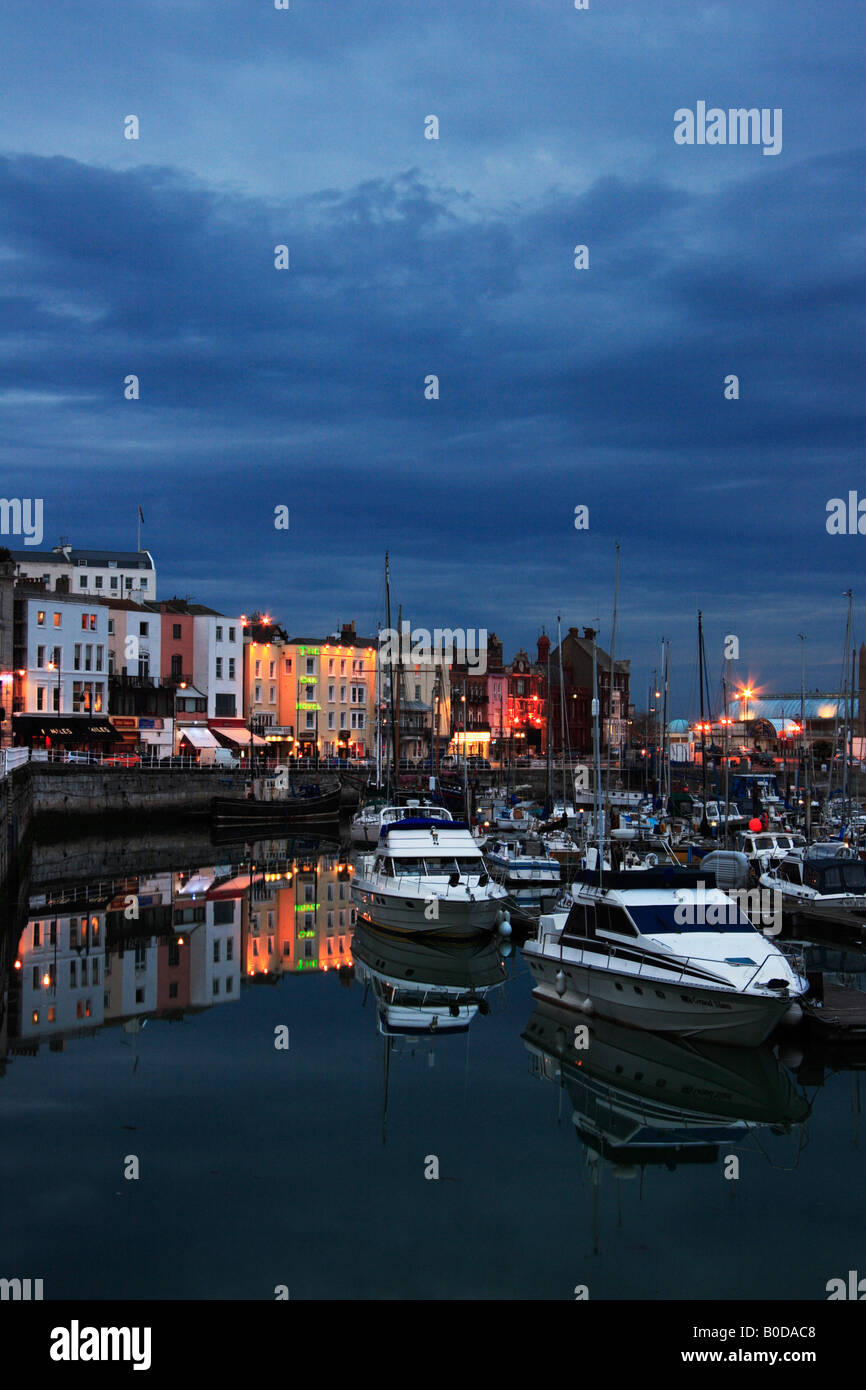 La ville et le port de Ramsgate la nuit. Banque D'Images