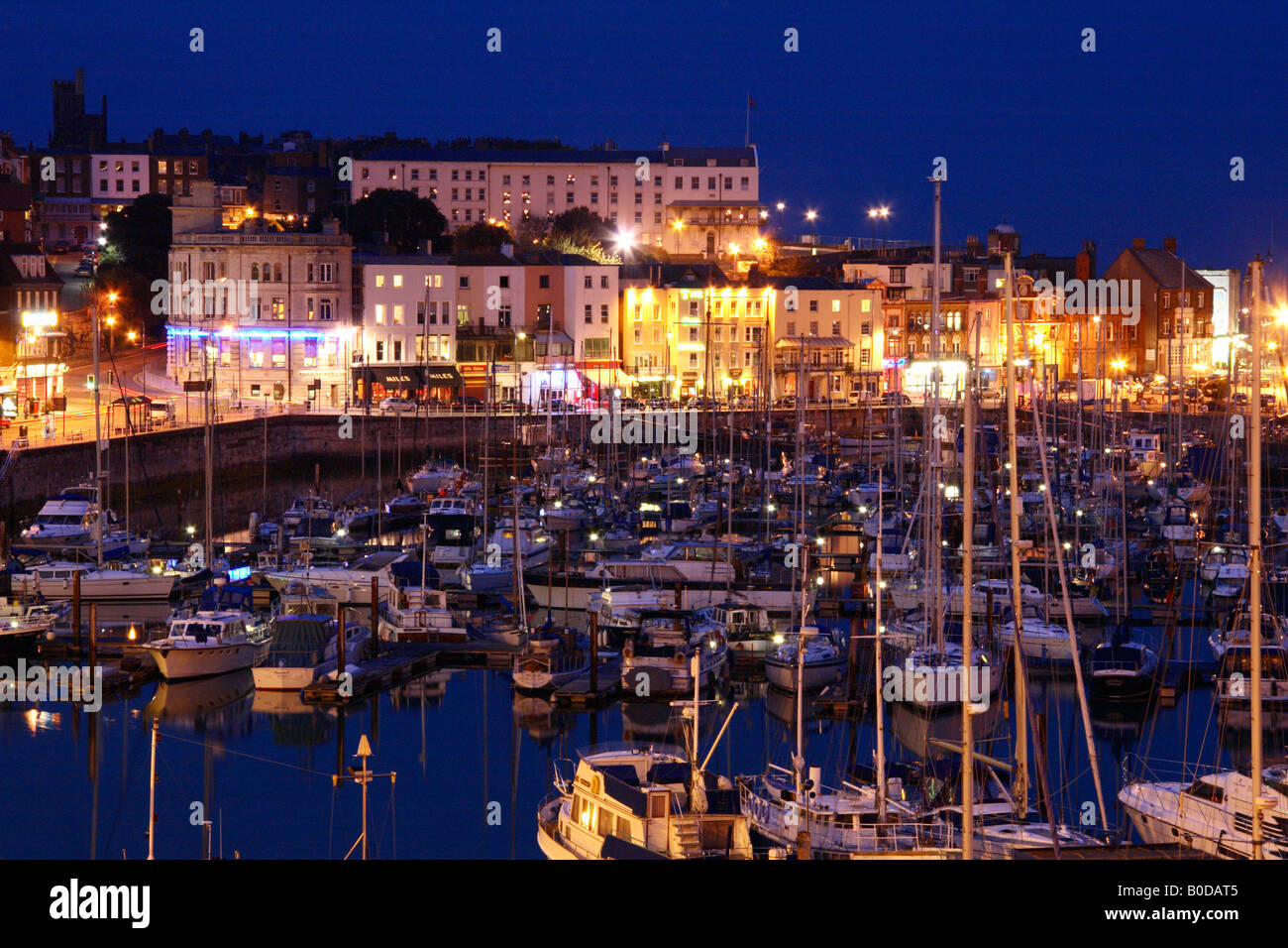 Ramsgate port et la ville dans la nuit. Banque D'Images