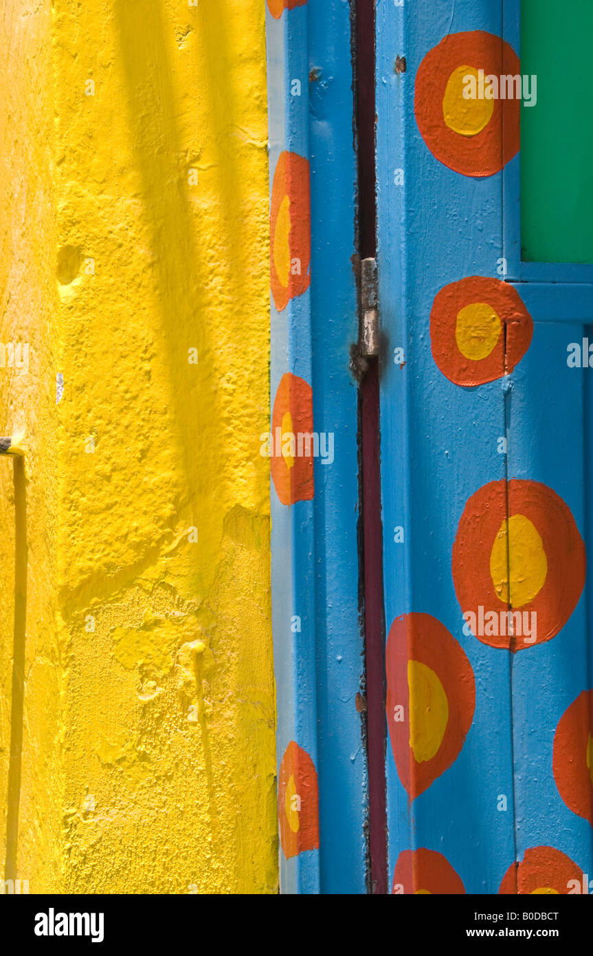 Des taches jaunes et rouges fou peint sur la porte bleu cadeaux à Cholula, Mexique. Banque D'Images