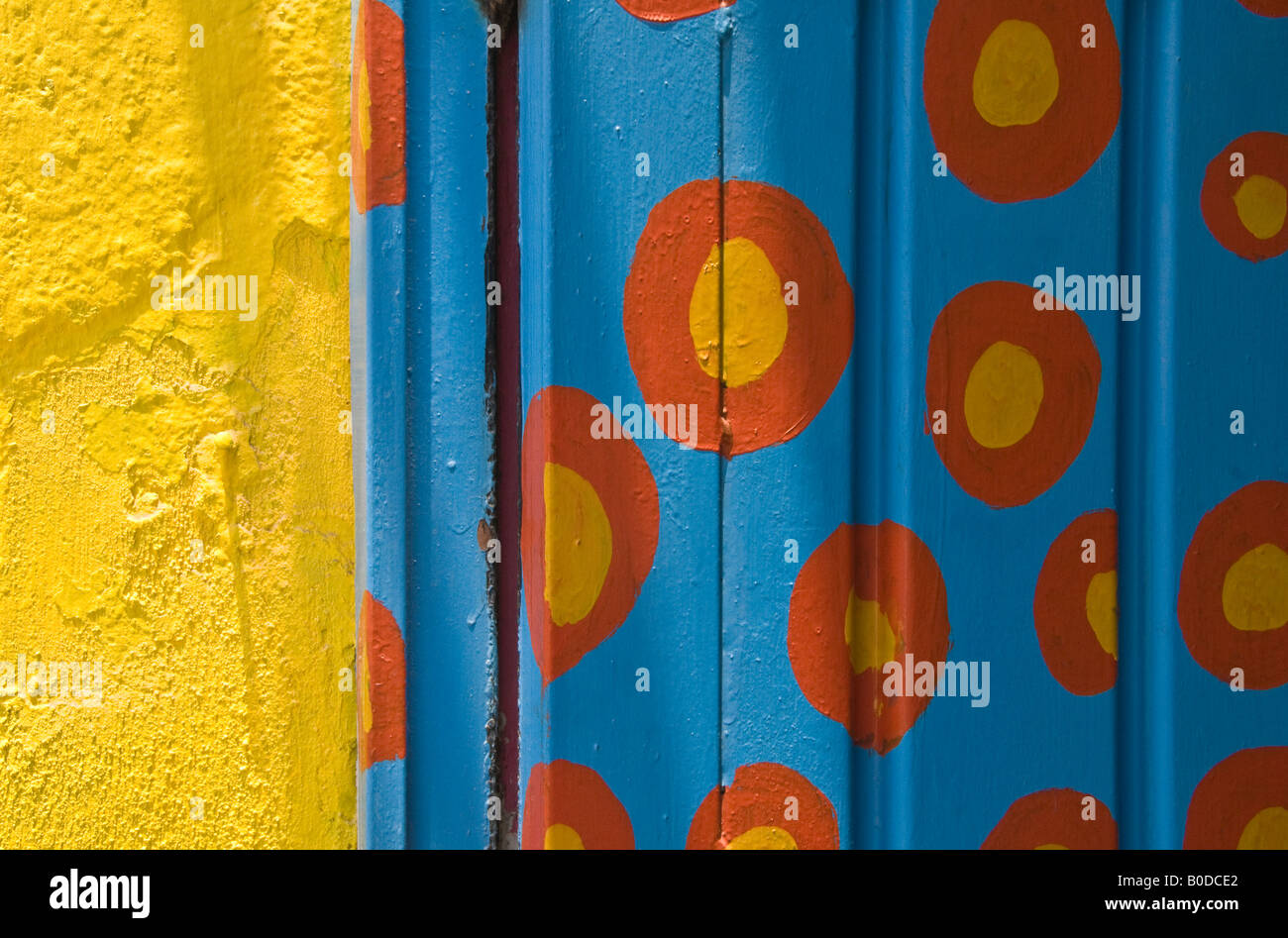 Des taches jaunes et rouges fou peint sur la porte bleu cadeaux à Cholula, Mexique. Banque D'Images