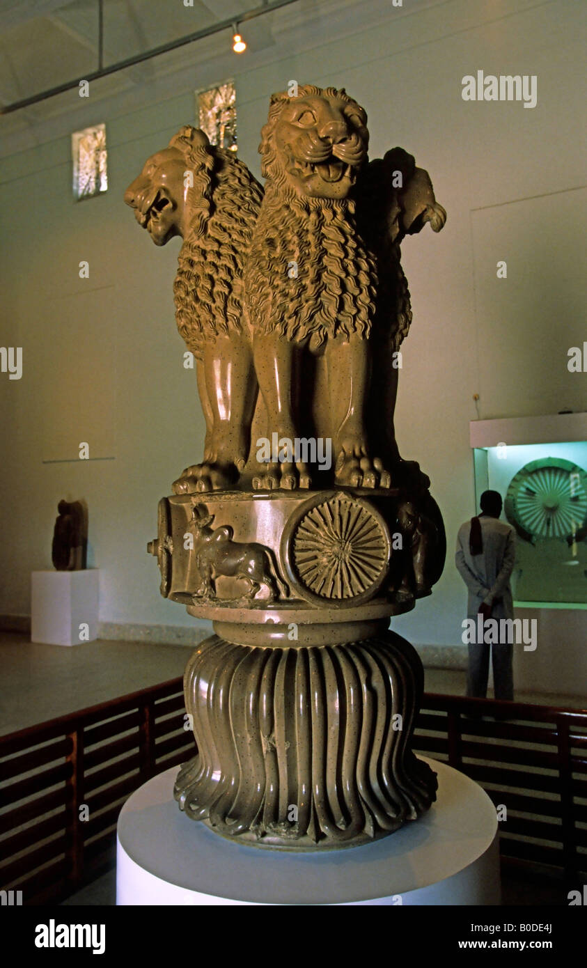 La célèbre capitale de la pilier Ashokan approvisionne en musée de Sarnath est le symbole national de l'Inde Banque D'Images