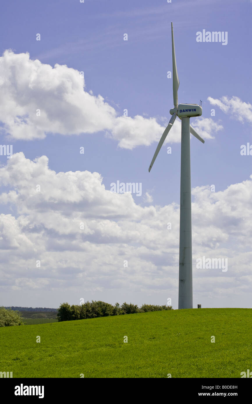 De plus verts pâturages d'une grande éolienne blanc situé dans un champ d'herbe verte et d'un cumulus cloud sky génère une énergie propre Banque D'Images