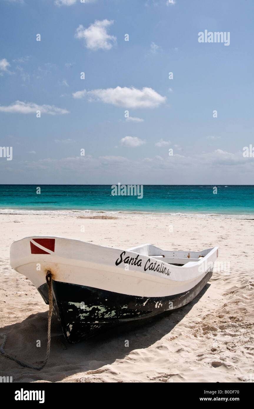 Bateau de pêche sur la plage à Tulum Banque D'Images