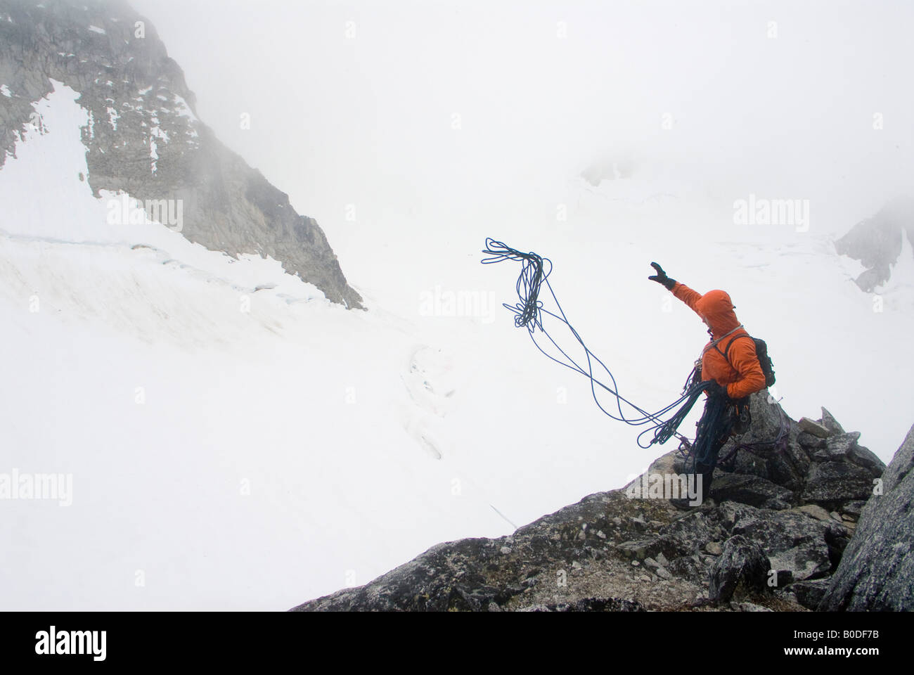 Jeter le grimpeur de cordes en rappel dans le brouillard sur le trône, la petite Suisse, Glacier, Alaska Pika Banque D'Images
